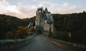 Kamienny most prowadzi do bajkowego zamku Eltz, jednego z najpiękniejszych zamków w Niemczech, otoczonego jesiennym lasem.