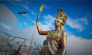Atena Partenos, potężna bogini wojny i mądrości, wznosi swoją włócznię ku niebu. W tle widać górzysty krajobraz i logo gry Assassin's Creed Odyssey.