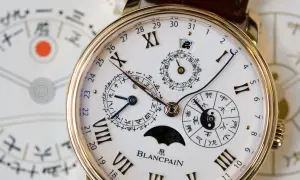 Zegarek Blancpain z tarczą kalendarza gregoriańskiego i chińskimi symbolami.
