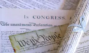 Deklaracja niepodległości USA i Konstytucja, symbole wolności i demokracji, na papierze z epoki.