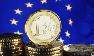 Monety euro na tle flagi UE. Pamiętasz, w którym roku weszło euro w Niemczech?