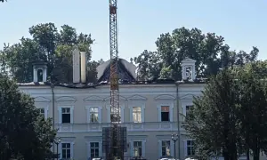 Pałac w Konarzewie sprzedany. Trwa remont, widać żuraw budowlany i materiały na trawniku.