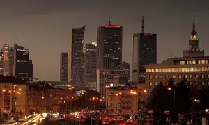 Warszawa nocą, tętniąca życiem stolica Polski, od kiedy jest stolicą Polski, z nowoczesnymi wieżowcami i zabytkowym Pałacem Kultury.