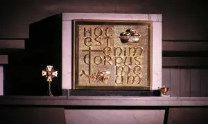 Złote tabernakulum z napisem "Hoc est enim corpus meum" i symbolem ryby. Obok krzyż relikwiarzowy.