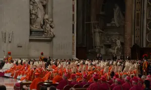 Wielu kardynałów w szatach liturgicznych, zastanawiających się, kto może zostać papieżem.