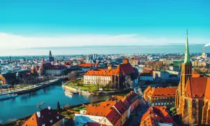 Wrocławskie Stare Miasto, z rzeką i zabytkowymi kamienicami, to jeden z najpiękniejszych miast w Polsce.
