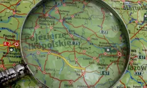 Pod lupą mapa Polski, szukamy odpowiedzi: ile jest miast w Polsce? Widoczne Poznań, Bydgoszcz, Toruń, Konin, Kalisz, Łódź.