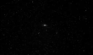 Mglista smuga galaktyki Andromeda na tle gwiezdnego nieba.