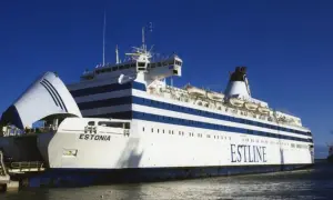 Prom Estonia, statek pasażerski, który zatonął w katastrofie w 1994 roku, cumuje w porcie.