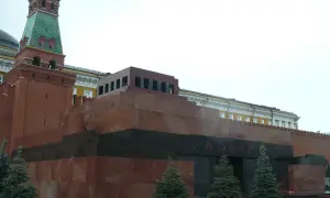 Mauzoleum Lenina na Placu Czerwonym w Moskwie, z charakterystyczną czerwoną cegłą i zieloną wieżą.
