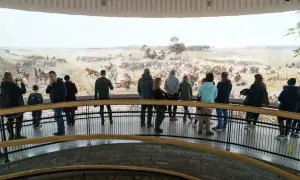 Widzowie podziwiają monumentalny obraz "Bitwa pod Racławicami", który przedstawia zmagania wojsk.