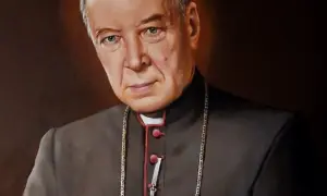 Portret kardynała Stefana Wyszyńskiego, prymasa Polski, w stroju duchownym z łańcuchem.