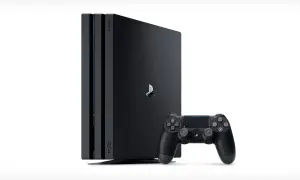 Konsola PlayStation 4 i kontroler. W którym roku wyszło PS4? Premiera miała miejsce w 2013 roku.