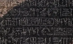 Fragment kamienia z Rosetty z wyrytymi hieroglifami i greckim pismem. Klucz do odczytania starożytnych tekstów.