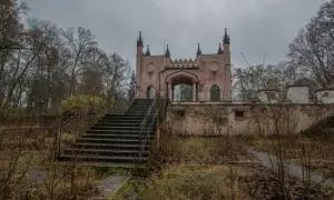 Tajemnice pałacu Paca w Dowspudzie: historia i architektura neogotyckiej perły