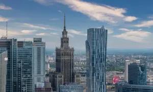 Warszawskie drapacze chmur, w tym Pałac Kultury i Nauki, prezentują panoramę najwyższych budynków w Polsce.