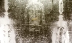 Całun Turyński dna ukazuje zarys postaci ludzkiej, z widocznymi śladami cierpienia. Tajemniczy obraz budzi pytania o jego pochodzenie.