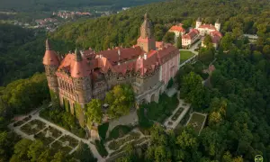 Zamek Książ z lotu ptaka, otoczony zielenią. Warto sprawdzić zamek książ cennik przed wizytą.