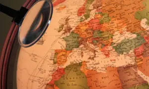 Na globusie widać Europę, a lupa pomaga odpowiedzieć na pytanie: ile jest krajów w Europie?