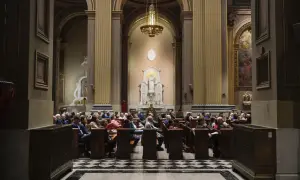 Wnętrze kościoła anglikańskiego z wiernymi siedzącymi w ławkach. W ołtarzu głównym znajduje się figura Matki Boskiej.