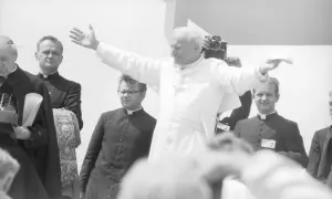 Radość na twarzy Jana Pawła II, kiedy został papieżem. Wznosi ręce, pozdrawiając wiernych.