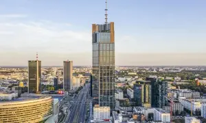 Varso Tower, najwyższy budynek w Polsce, na tle panoramy Warszawy.