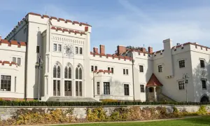 Zabytkowy pałac radolińskich w Jarocinie: historia neogotyckiej rezydencji