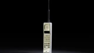 Pierwszy telefon komórkowy, masywny, z antenką i klawiaturą numeryczną.