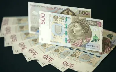 Pięćsetzłotowe banknoty z wizerunkiem króla Jana III Sobieskiego. Królowie na banknotach symbolizują bogatą historię Polski.