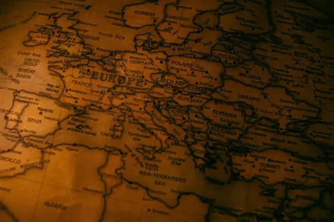 Mapa Europy z zaznaczonymi granicami państw, przypominająca czasy, kiedy były rozbiory Polski.