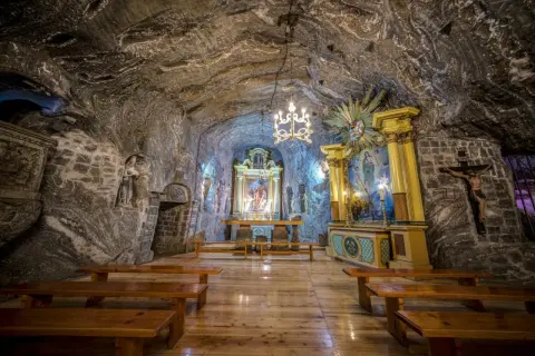 Kaplica w królewskich kopalniach soli w Wieliczce i Bochni. Wnętrze wykute w soli, z ołtarzem, ławkami i żyrandolem.