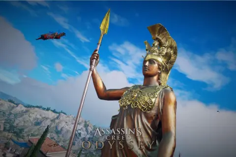 Atena Partenos, potężna bogini wojny i mądrości, wznosi swoją włócznię ku niebu. W tle widać górzysty krajobraz i logo gry Assassin's Creed Odyssey.