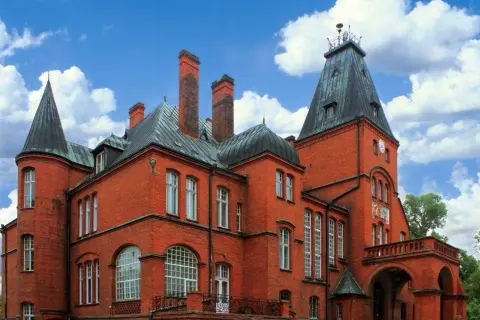 Pałac w Kobylnikach – rezydencja z burzliwą historią