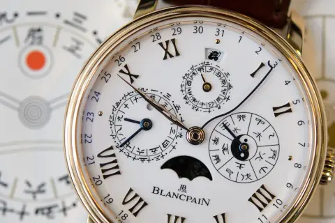 Zegarek Blancpain z tarczą kalendarza gregoriańskiego i chińskimi symbolami.