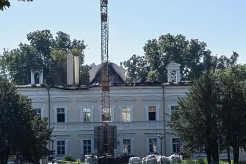 Pałac w Konarzewie sprzedany. Trwa remont, widać żuraw budowlany i materiały na trawniku.