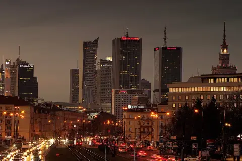 Warszawa nocą, tętniąca życiem stolica Polski, od kiedy jest stolicą Polski, z nowoczesnymi wieżowcami i zabytkowym Pałacem Kultury.