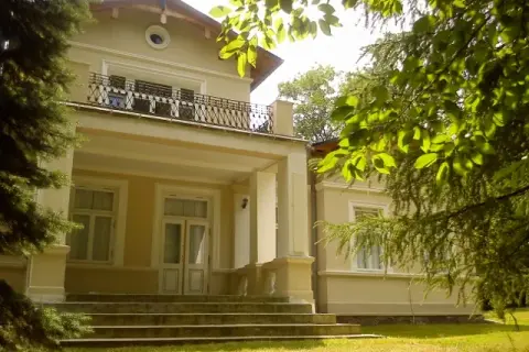 Zabytkowy pałac w Borowicach – rezydencja przyciągająca turystów