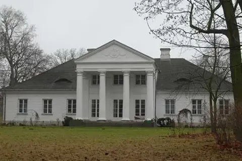 Pałac w Tułowicach: historia i tajemnice szlacheckiego dworu