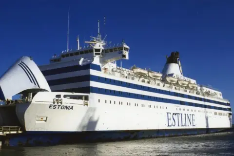 Prom Estonia, statek pasażerski, który zatonął w katastrofie w 1994 roku, cumuje w porcie.