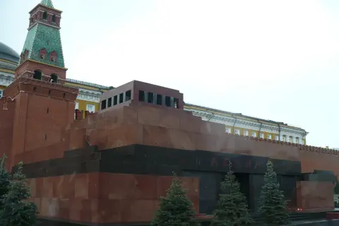 Mauzoleum Lenina na Placu Czerwonym w Moskwie, z charakterystyczną czerwoną cegłą i zieloną wieżą.