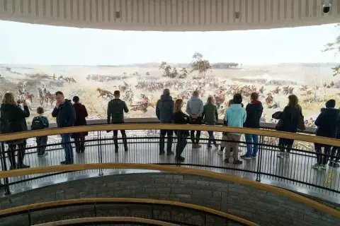 Widzowie podziwiają monumentalny obraz "Bitwa pod Racławicami", który przedstawia zmagania wojsk.