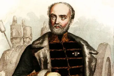 Portret mężczyzny w mundurze wojskowym, z wąsami i brodą. W tle żołnierze w nakryciach głowy. Bem.