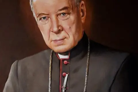 Portret kardynała Stefana Wyszyńskiego, prymasa Polski, w stroju duchownym z łańcuchem.
