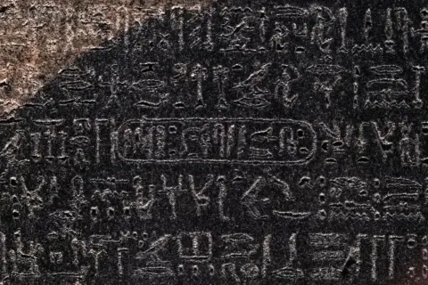 Fragment kamienia z Rosetty z wyrytymi hieroglifami i greckim pismem. Klucz do odczytania starożytnych tekstów.