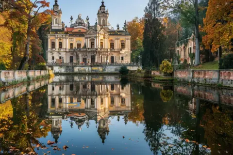 Radomierzyce Pałac: Historia i zwiedzanie pałacu w Radomierzycach