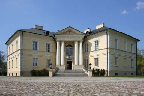 Pałac w Dobrzycy: największa atrakcja turystyczna regionu na weekend