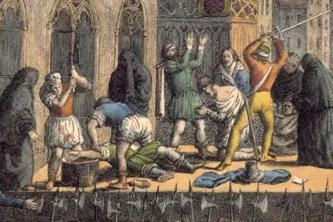 Scena historyczna przedstawiająca brutalną defenestrację. Ludzie w strojach z epoki, jeden z nich z mieczem, inni z toporem, wokół tłum.