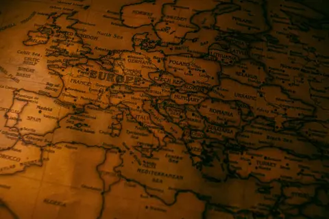 Mapa Europy z zaznaczoną Polską, przypominająca o trudnych czasach, jak pierwszy rozbiór Polski data.