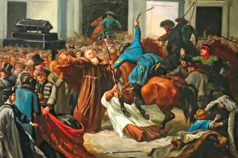 Obraz przedstawia zamieszki i starcia z żołnierzami, symbolizujące przyczyny powstania styczniowego. Widoczny jest tłum ludzi, duchowny i żołnierze na koniach.