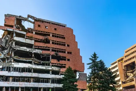 Zniszczone budynki, świadkowie trudnych czasów, kiedy rozpadła się Jugosławia.